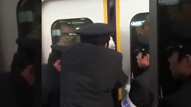 Час пик в метро Токио смотреть онлайн
