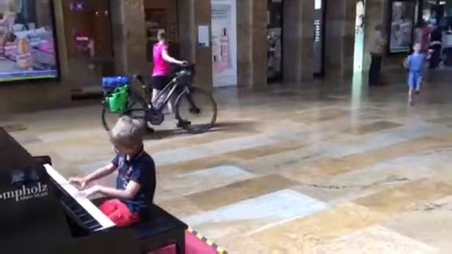 Un petit intermède musical à la gare Cornavin смотреть онлайн