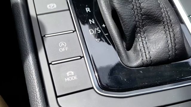 2019 VW Jetta 1.4T SEL w/ Customizable Ambient Lighting смотреть онлайн