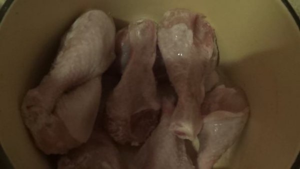 Разморозка куриных ножек из морозилки.