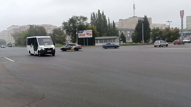 Работа светофора на пересечении Проспекта Королëва и улиц Химиков и 22 Апреля в городе Омске. смотреть онлайн
