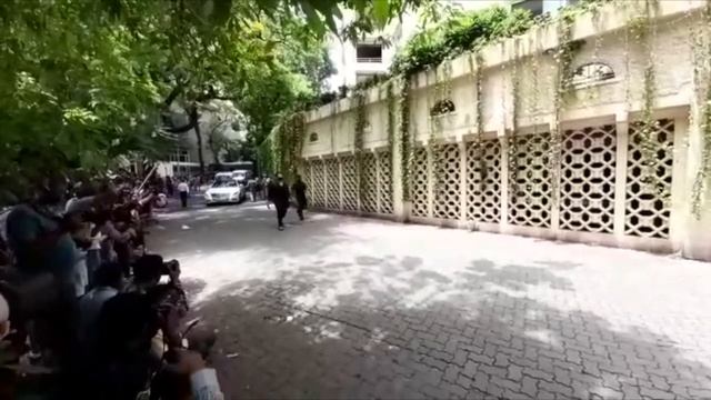 Karan Johar visits Dilip Kumar's home to pay his last respects смотреть онлайн