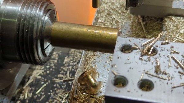 Грибок из латуни на токарном станке с ЧПУ