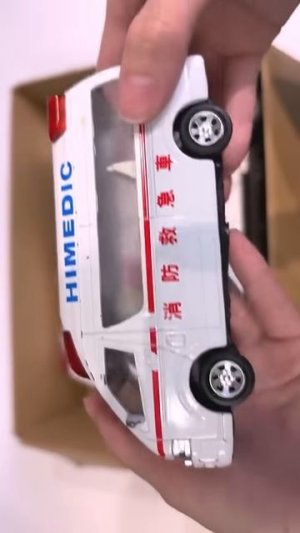 Детские машинки скорой помощи едет по склону! Экстренный тест на вождение