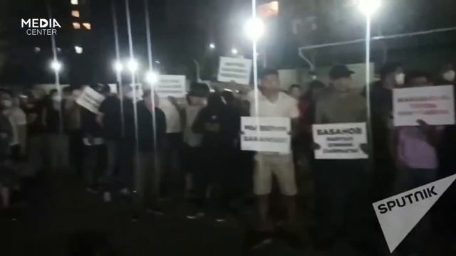 Сторонники Бабанова стоят у Первомайского суда Бишкека смотреть онлайн