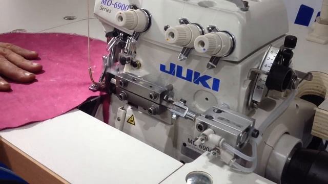 Machine à coudre industrielle Juki MO6904R-IL-MGT Insertion de lacette смотреть онлайн