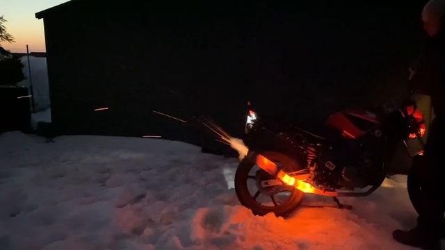 Honda CBR 125 exhaust sound flames engine v Max смотреть онлайн