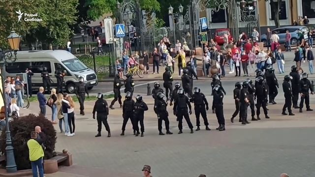 Затрыманьні на мірным маршы ў Берасьці. Сілавікі прымянілі зброю | Применение оружия в Бресте смотреть онлайн