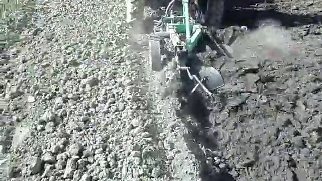 Мототрактор з двохкорпусними плугами. смотреть онлайн