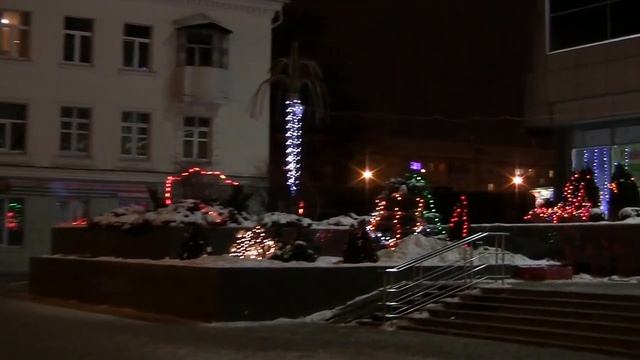Универмаг и украшенная улица города. Красота смотреть онлайн
