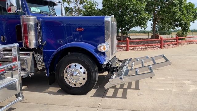 Twin 2023 Peterbilt 389's with Herd Bumpers смотреть онлайн