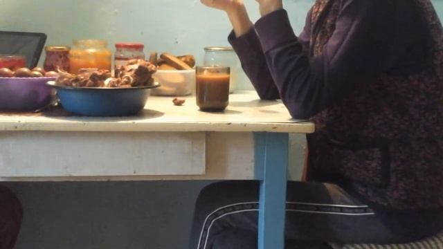 Почти мунбанг за рабочим столом.Только что приготовили целый бачок икры кабачковой .!! смотреть онлайн