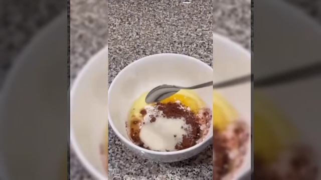 Шоколадный кекс в микроволновке за 3 минуты #готовимвкусно #рецепты #сладко#shorts смотреть онлайн