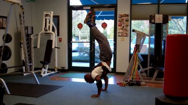 handstand push ups with weight vest + ankle weights смотреть онлайн
