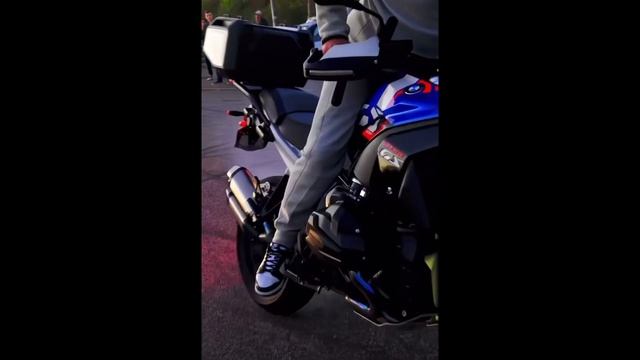 Stunt Bmw Gs 1300 is it stolen stunt riding the guy rode it like he just stole it !the manifolds смотреть онлайн