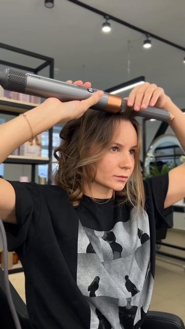 Моя версия укладки с помощью Dyson🫶 накручиваю пряди жгутами, держится гораздо лучше🙌🏻 #newmusic смотреть онлайн