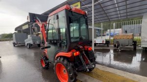 Kubota B2441 с кабиной и фронтальным погрузчиком