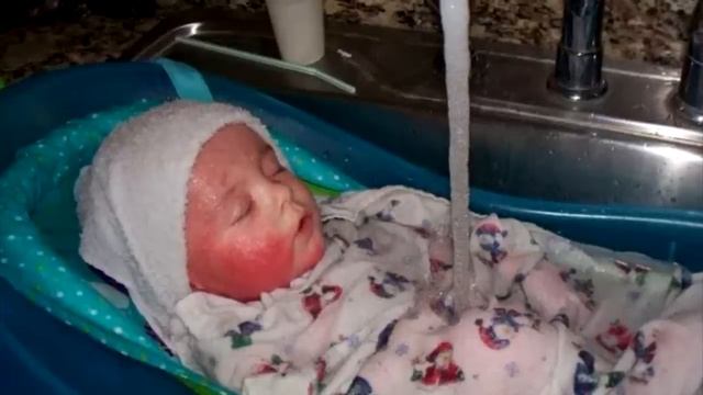 Мать оставила ребенка под струей воды, когда все узнали причину разрыдались! смотреть онлайн