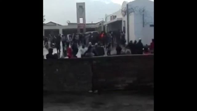 Pick n Pay Express at BP Clocktower in Mitchells Plain being looted смотреть онлайн
