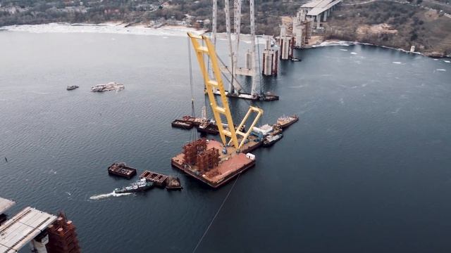 Работа плавучего крана Захарий LK-800 на Запорожском вантовом мосту. смотреть онлайн