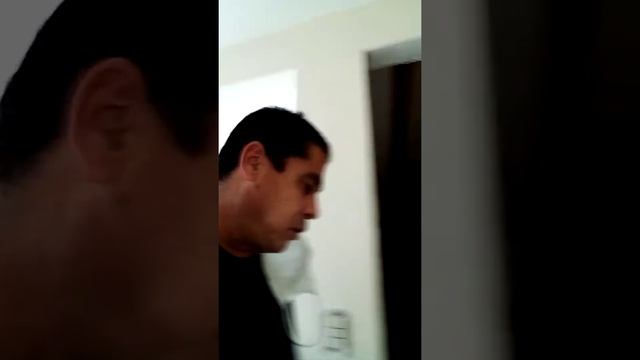 pintor Mário mostrando uma parte do trabalho concluído смотреть онлайн