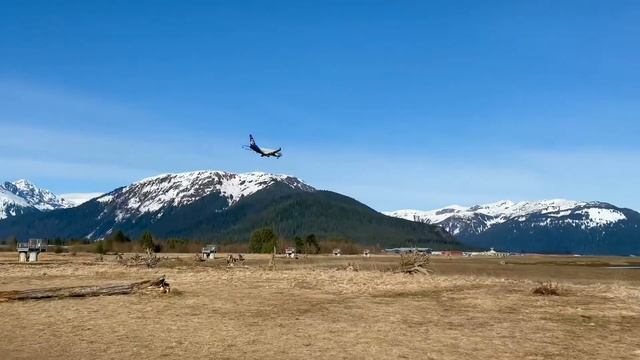 Alaska Airlines jet landing in Juneau, Alaska. смотреть онлайн