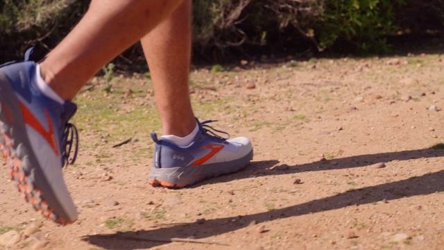 Brooks Cascadia 17 Review: A Light, Durable Trail Shoe that Reminds You of Your Favorite Road Shoes смотреть онлайн