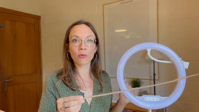 Comment marche l'enfilage automatique sur une machine à coudre ? смотреть онлайн