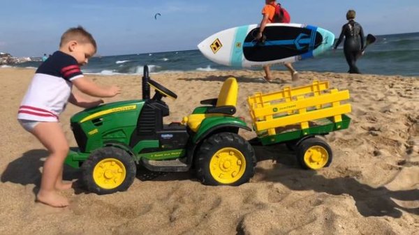 Трактор John Deere застрял в песке