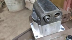 Регулируем давление в гидросистеме погрузчика.