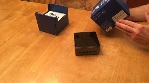Opening of the Intel Nuc - NUC6CAYS