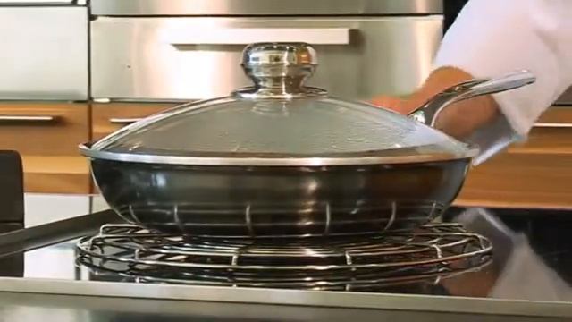 Frying in a stainless steel pan with Demeyere from Cookware Obsession смотреть онлайн