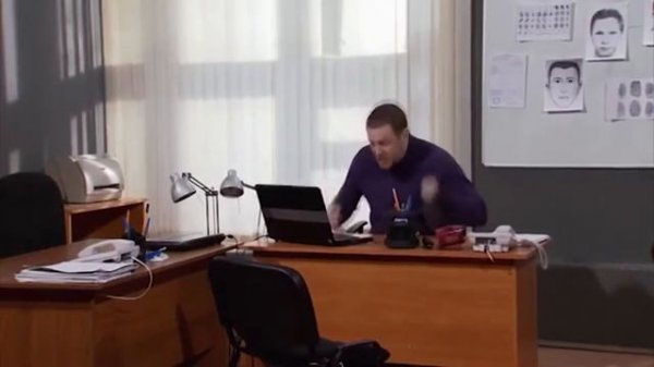Поехавший Сергей Михалыч бьёт по столу 20 минут.