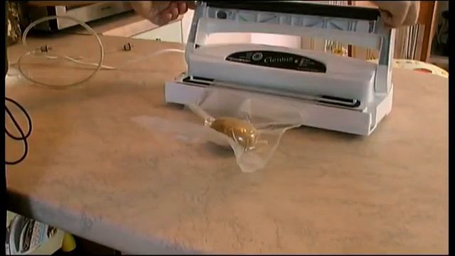 Macchina sottovuoto Magic-Vac - Funzionamento con sacchetti e coperchi universali смотреть онлайн
