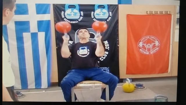 Жим двух гирь по 32 кг каждая на попа сидя.на скаиейке смотреть онлайн