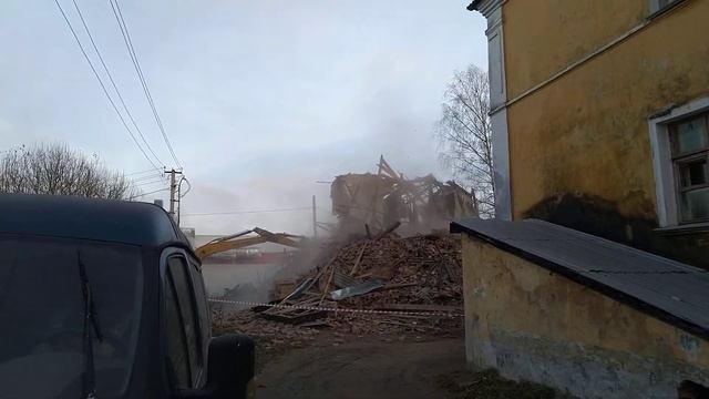 Рушили дом на Красноармейском шоссе в г.Вязьма пока дом обходил бульдозерист окно себе разбил) смотреть онлайн