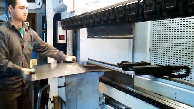 Электробус: процесс гибки детали на станке Trumpf TruBend 3100 смотреть онлайн