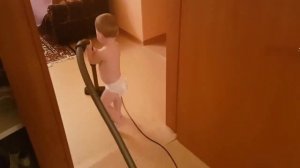 Ребенок пылесосит
