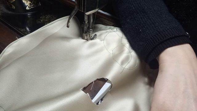 Mans veids,kā uzšūt stilizētus vīteņaugus uz auduma, ar veclaicīgu šujmašīnu.🌸👗 смотреть онлайн
