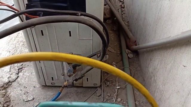 Refrigerant Charge R22 in Air Conditioner | Gas Top Up With Liquid in Urdu/Hindi смотреть онлайн