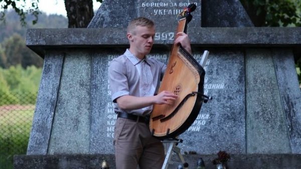Повстань, народе мій - пісня часів УНР, бандура Максим Подан, могила