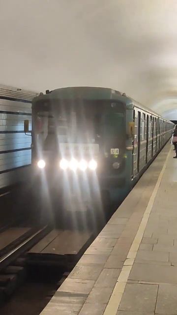 Прибытие Номерного (81-717/714) на станцию Проспект Мира #москва #метро #metrov #номерной смотреть онлайн