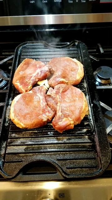 Cooking delicious pork chops on cast iron griddle | Cooking with Nechiel смотреть онлайн