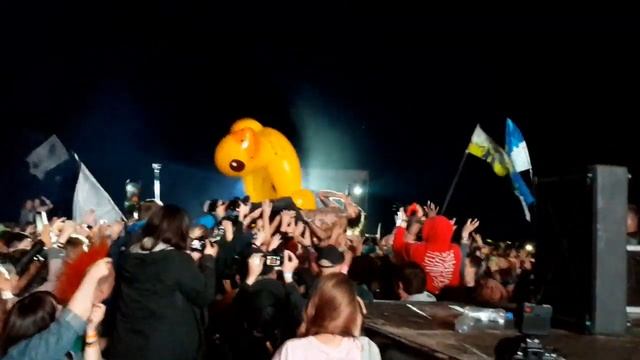 Вокалист FEVER 333 прыгает в толпу на Доброфесте 2019! смотреть онлайн