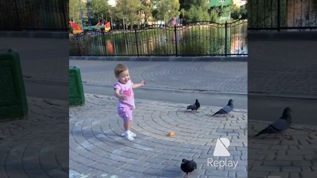 Милая девочка кормит голубей смотреть онлайн