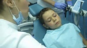 Поход к стоматологу.сверлим и пломбируем зуб.стоматолог показывает фокус.going to the dentist.