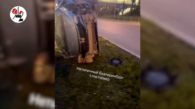 "Хонда" влетела в светофор и залегла на бок. Real video смотреть онлайн