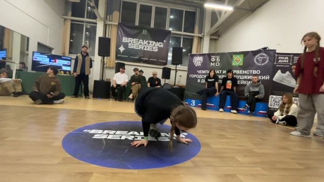 девочка танцует брейк данс . Last Point Crew/ 
Girl Dance 
Bgirl