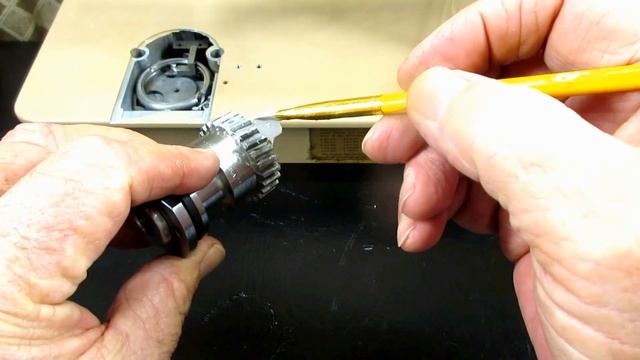 How to Grease the Disc Driving Worm Wheel before Installation Singer Sewing Machine 403A смотреть онлайн
