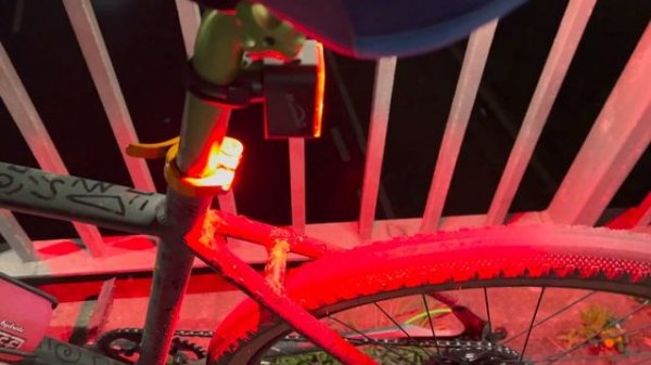 MagicShine SEEMEE 300 - Night cycling in London.